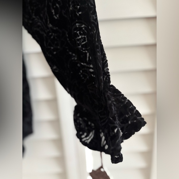 Knox Rose NWT Black Velvet Burnout Long Sleeve Ruffle Cuff Top Size Medium - Picture 3 of 11